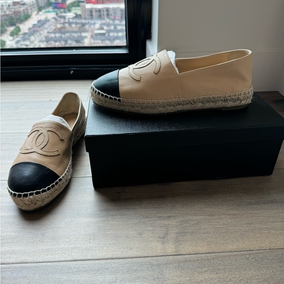 Chanel Lambskin CC Espadrilles Size 39 - Picture 5 of 11